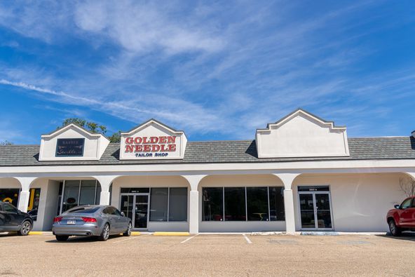 Retail Suite at Corner of Highland Rd / Staring Ln: 8827 Highland Rd, Baton Rouge, LA 70808